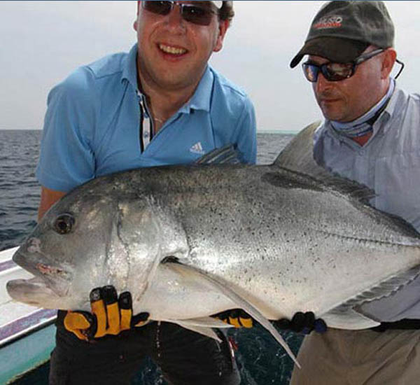 Ein stattlicher GT, der nur von zwei Salzwasseranglern zusammen gestemmt werden kann